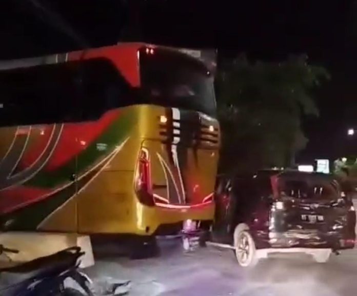 Kecelakaan antar Bus Penumpang dan Mobil Xenia di Samarinda